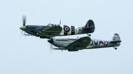 Supermarine Spitfire Mk.Vb AB910 SH-F, Spitfire Mk.IX PH-OUQ 3W-17