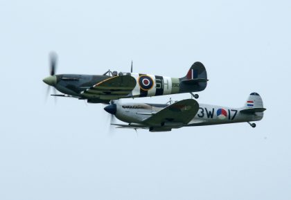 Supermarine Spitfire Mk.Vb AB910 SH-F, Spitfire Mk.IX PH-OUQ 3W-17