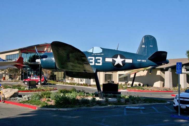 Vought (Goodyear) FG-1D Corsair (mock-up) 92132/33 USMC, The Proud Bird Restaurant & Events Center Los Angeles (LAX), California USA