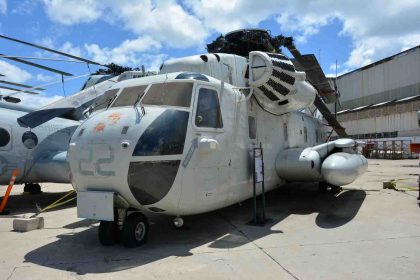 Sikorsky CH-53D Sea Stallion 157173/YL-22 US Marines, Pearl Harbor Aviation Museum Honolulu, Hawaii