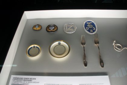 Plates and cutlery from the Deutsche Zeppelin-Reederei GmbH, Zeppelin Museum Friedrichshafen, Germany | Rob Vogelaar