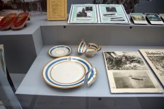 Plates and cutlery from the Deutsche Zeppelin-Reederei GmbH, Zeppelin Museum Friedrichshafen, Germany | Rob Vogelaar