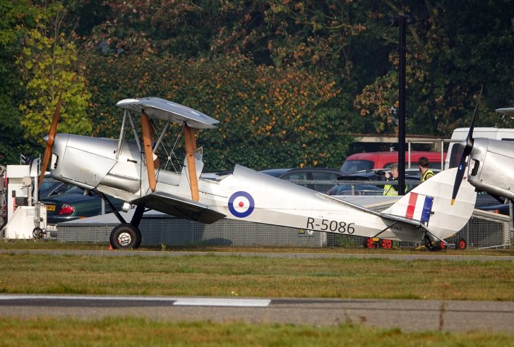 de Havilland DH.82a Tiger Moth D-EPKS/R5086 RAF/Vliegend Museum Seppe